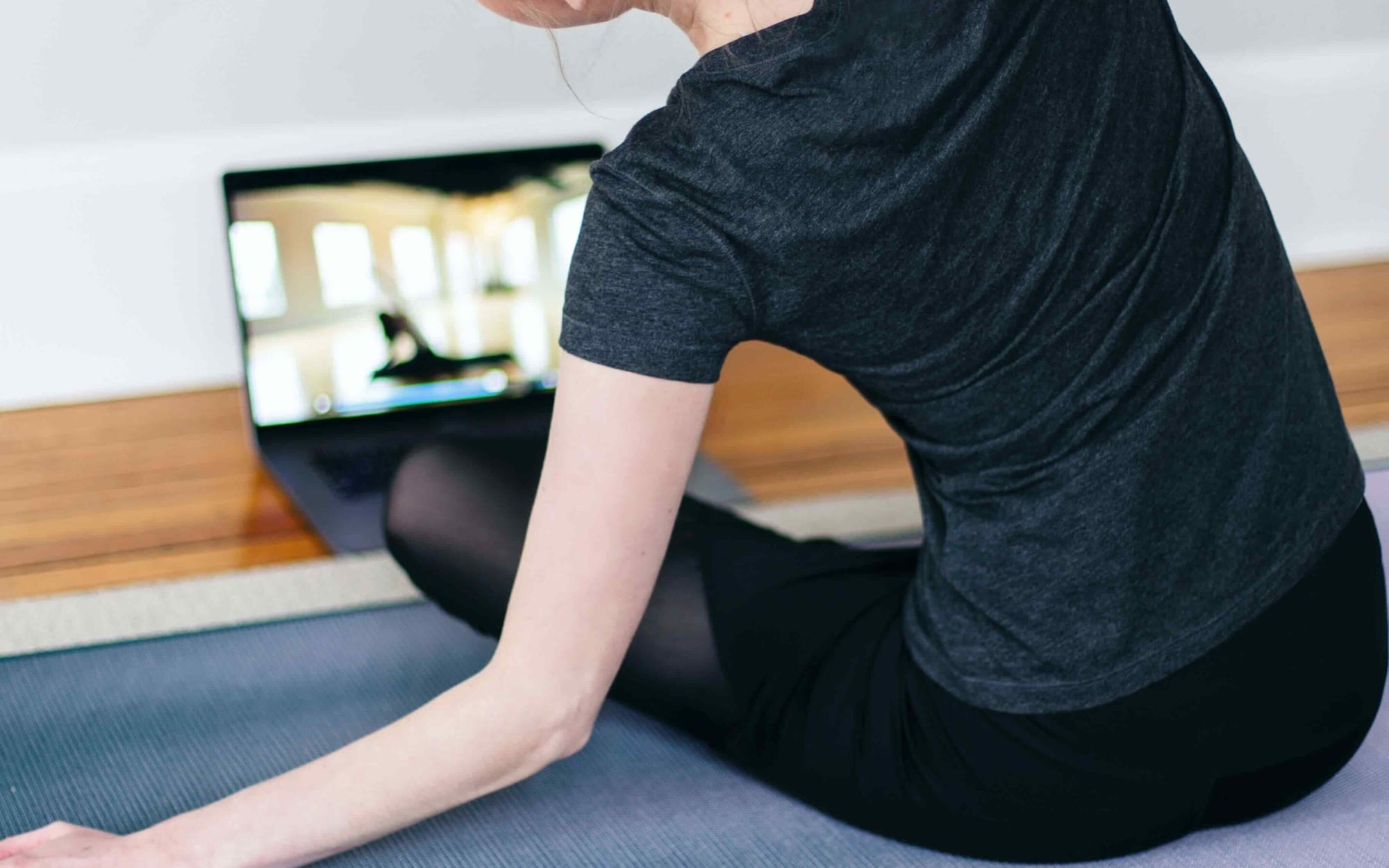 Following an online exercise programme at home
